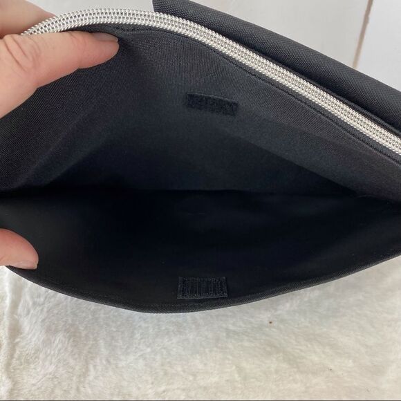 Innisfree x Heidenei Black Cosmetic Travel Bag - Picture 7 of 11